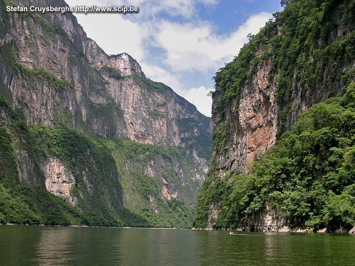 Cañon del Sumidero At some places the cañon del Sumidero is almost 1 kilometer deep and 14 km in length. You will find a lot of waterbirds and even crocodiles. Stefan Cruysberghs